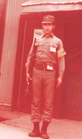 中華民国陸軍第一特殊兵時代の鄭福山さん。新兵の教育班長だった＝１９８２年ごろ、台湾・台南市（鄭さん提供）